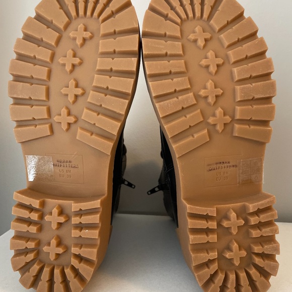 NWOT Urban Outfitters Brody Boot In Black - Picture 5 of 5